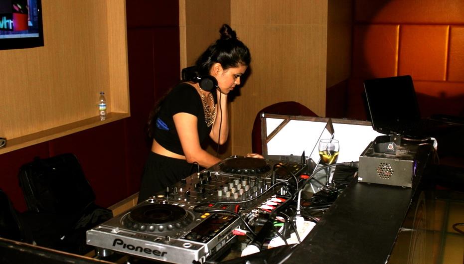 female disco jockey vadodara